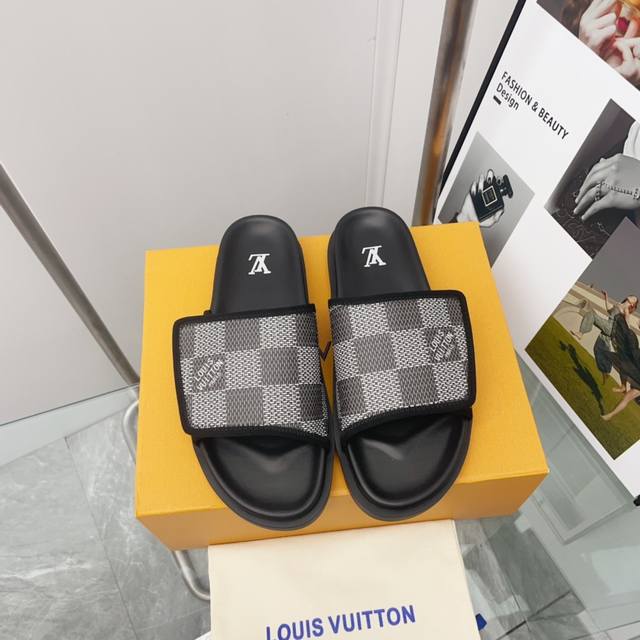 情侣款 Louis Vuitton 顶级版本最新走秀款平底拖鞋 香港原版购入一比一开模 本款sienna百搭为拉菲草刺绣lv字母和monogram花卉，与进口羊